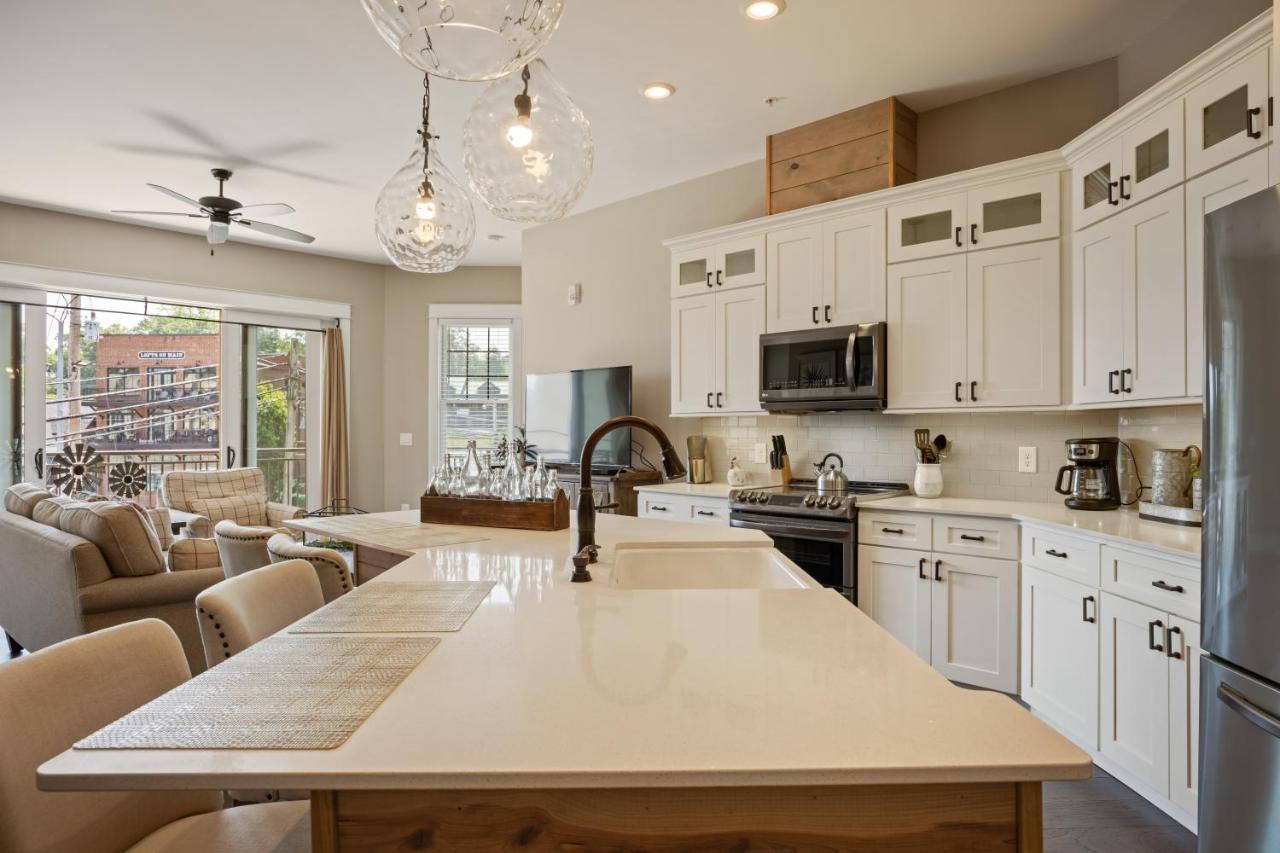 Beautiful Downtown Condo - Balcony - Amazing City Views - Loaded Kitchen - Stainless Steel Appliances - Board Games & More Blue Ridge Zewnętrze zdjęcie