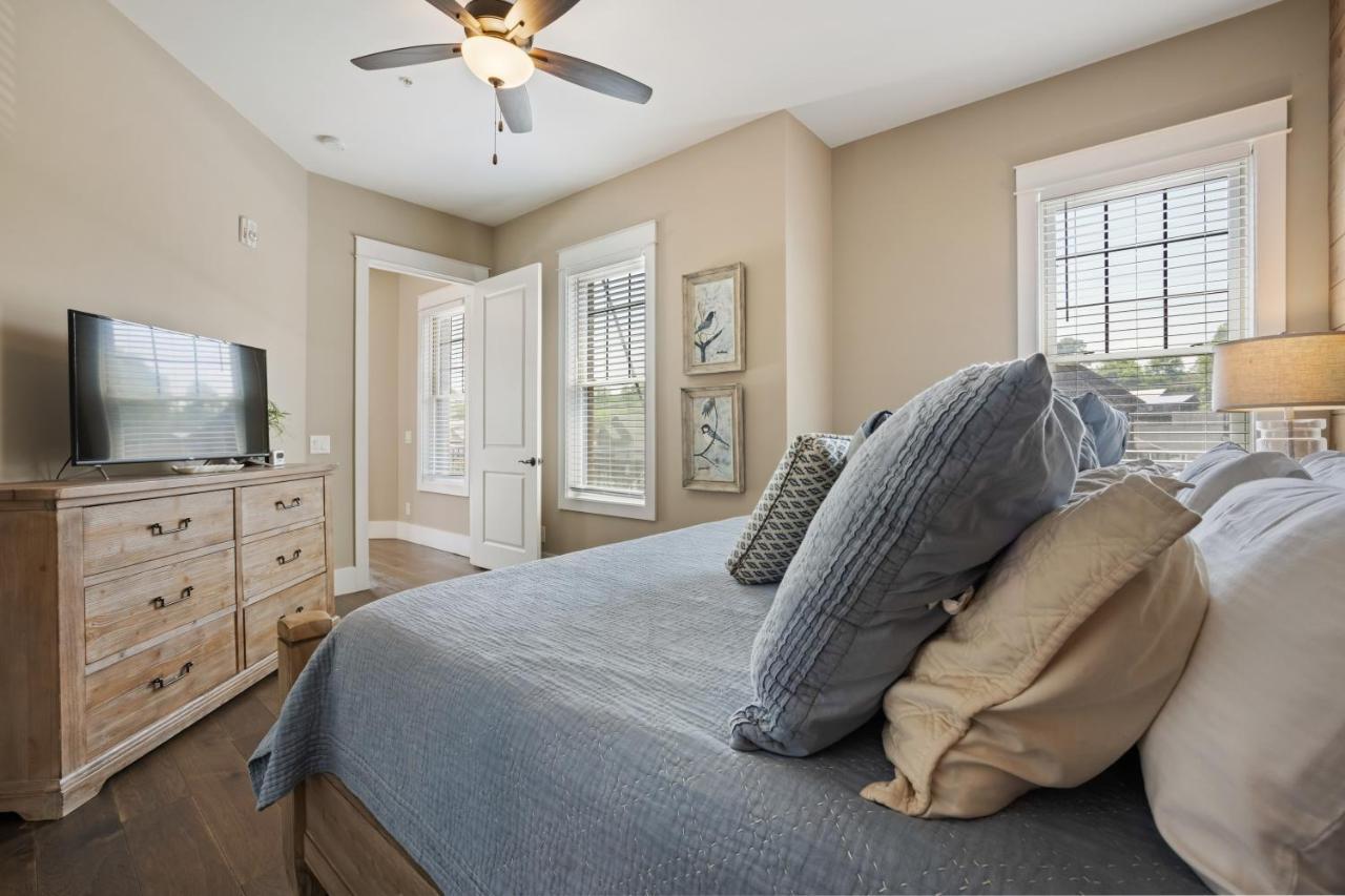 Beautiful Downtown Condo - Balcony - Amazing City Views - Loaded Kitchen - Stainless Steel Appliances - Board Games & More Blue Ridge Zewnętrze zdjęcie