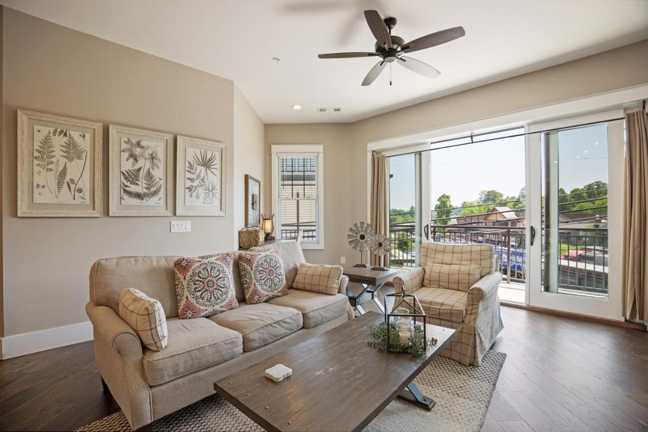 Beautiful Downtown Condo - Balcony - Amazing City Views - Loaded Kitchen - Stainless Steel Appliances - Board Games & More Blue Ridge Zewnętrze zdjęcie