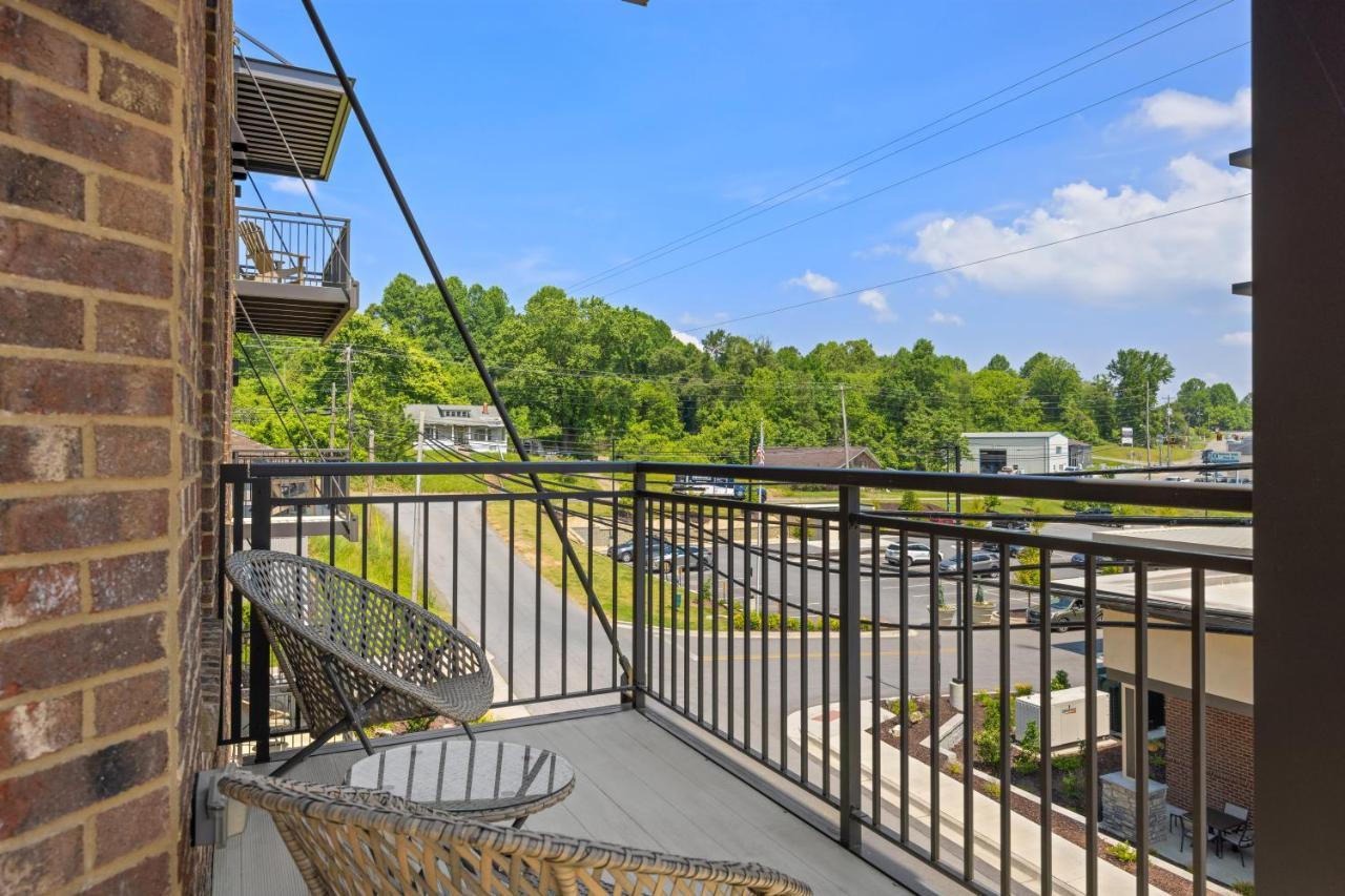 Beautiful Downtown Condo - Balcony - Amazing City Views - Loaded Kitchen - Stainless Steel Appliances - Board Games & More Blue Ridge Zewnętrze zdjęcie