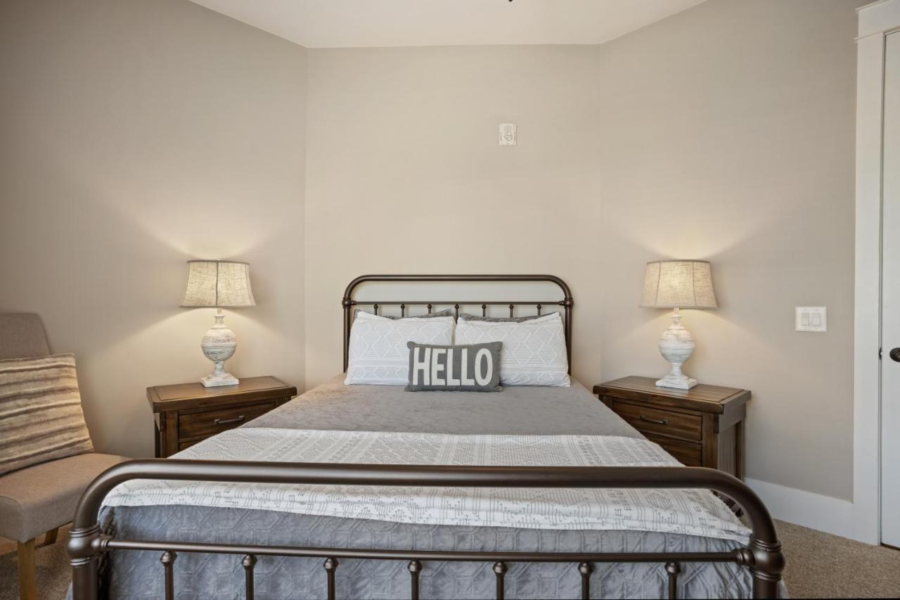 Beautiful Downtown Condo - Balcony - Amazing City Views - Loaded Kitchen - Stainless Steel Appliances - Board Games & More Blue Ridge Zewnętrze zdjęcie