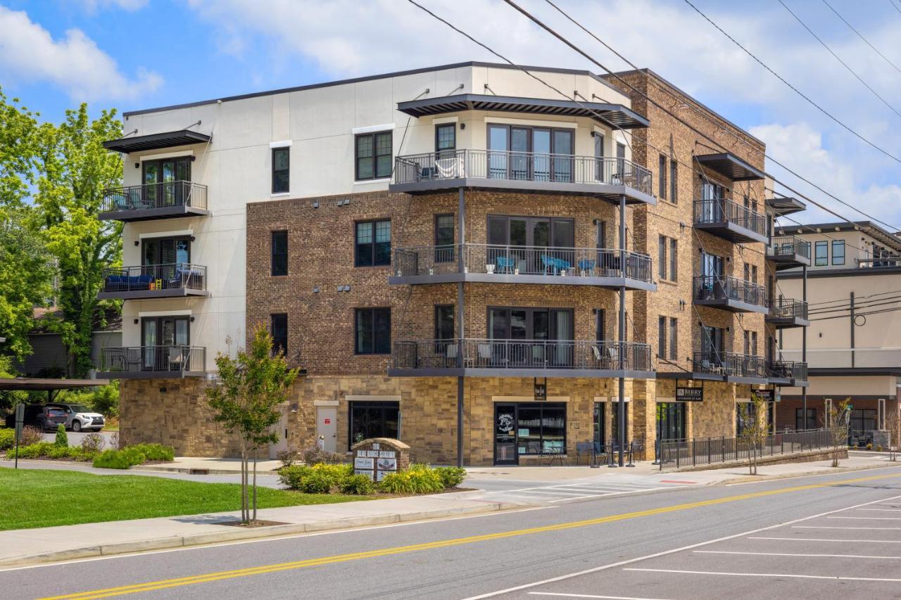 Beautiful Downtown Condo - Balcony - Amazing City Views - Loaded Kitchen - Stainless Steel Appliances - Board Games & More Blue Ridge Zewnętrze zdjęcie